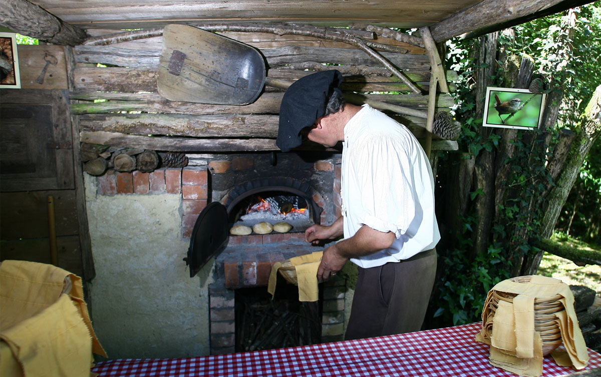 Restaurant, dégustation de fouée tourangelle lors de la visite de fermes troglodytique en Indre et Loire