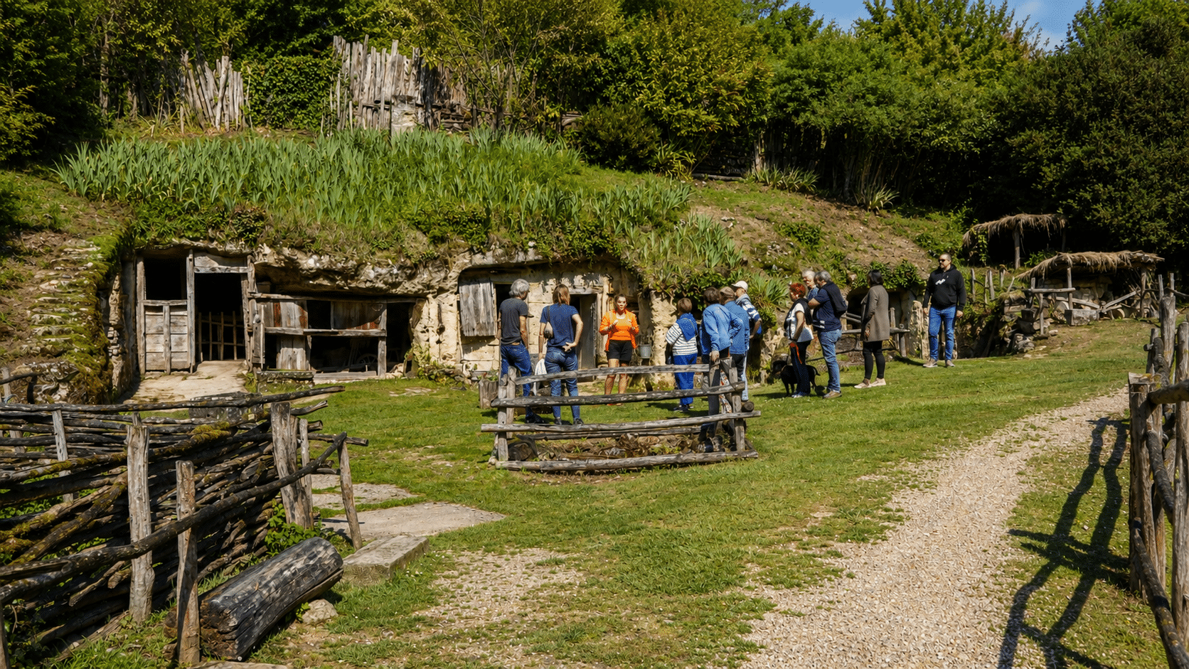 Groupe de visiteurs découvrant les habitations troglodytiques des Goupillières en Touraine